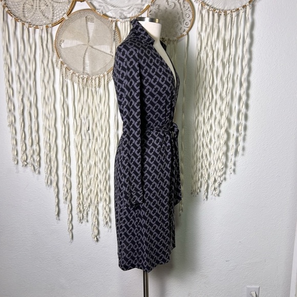 DVF | Diane Von Furstenberg Gray and Black Link Print Silk Knit Wrap Dress 6 - Picture 5 of 12